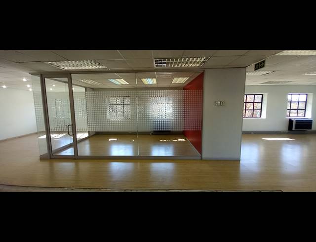 225M² OFFICE TO LET IN LYME PARK